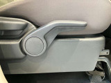 運転席はご自身の適切な運転ポジションへ移動可能なラチェットが付いております。