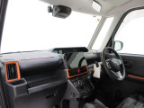 ダイハツのお店では、ダイハツ車を知り尽くしたプロフェッショナルが、専用の診断機器を使って各システムを点検しております。