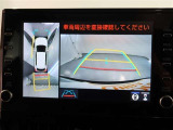 パノラミックビューモニター付きです。車両を上から見たような映像をモニター画面に表示。運転席からの目視では見にくい、車両周辺の状況をリアルタイムでしっかり確認できます。
