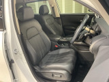 運転席は電動シート付です。細かな動きでドライバーに合わせたポジションを設定できます。