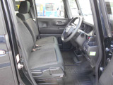 体が沈み込まないちょうどいい固さのシートなので、長時間の運転も疲れづらいんですよ♪足元もすっきりと広いです!
