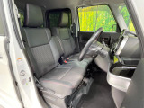 運転席まわりには十分なスペースがあり、大柄な方でもゆったり運転していただける環境です。