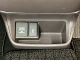 アクセサリーソケットはUSBのアダプターなどをつければ、スマホの充電にも使えます。横にはナビゲーション用の外部入力可能なUSB端子がついており、周辺には物が置けるボックスがついています。