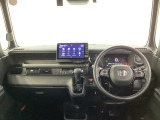 車内は光触媒抗菌消臭施工済です。インパネ周りはスタイリッシュなデザインで機能や装備も充実しています。グローブボックスやカップホルダーのほかにトレーなどたくさんの収納スペースが付いています。