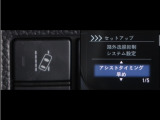 レーンディパーチャーアラートとは車線、又は走路からの逸脱の可能性を警告すると共に、車線、又は走路からの逸脱を避けるためのハンドル操作の一部を支援する機能です。詳細は販売店スタッフまでお尋ね下さい。