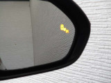 隣車線を走る車両をレーダーで検知し、ドアミラーでは確認しにくい後側方エリアに存在する車両に加え、急接近してくる車両も検知します。車両を検知するとドアミラーに搭載されたLEDインジケーターが点灯します。