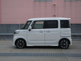 純正アルミで全体的にデザインがまとまっています。車も人も、オシャレはまずは足元からですね。