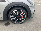 MINIは見切りの良い車です。右左折時や駐車に不安を感じている方も安心して運転することができます!