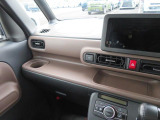 運転席の周りに便利な収納。