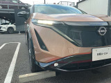 LEDヘッドライトはハロゲンランプの約2倍の光量で明るく遠くを照らし、夜間走行時の視認性を高めます。さらに長寿命や省電力、スタイリッシュな印象も際立たせます。