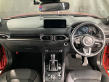 安全運転と情報操作を両立する運転席まわり。さまざまな情報を扱いながら正しい姿勢で安全に運転できることを追求したコックピット!