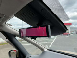 後方視界をクリアに映し出してくれるスマートルームミラー。