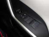 パワーウィンドウスイッチで運転席から全席の窓の開閉ができます。