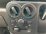 マニュアルエアコンなので設定した温度で車内の温度を保ってくれます♪