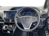 運転席まわりです。 各操作スイッチは使いやすい位置に配置されてます。