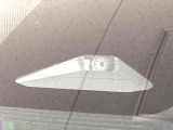 【プリクラッシュセーフティ】前方の車両等を検知し、衝突しそうな時は警報で注意を促し、ブレーキを踏む力をサポート。ブレーキを踏めなかった場合は衝突被害軽減ブレーキが作動、衝突回避をサポートします。