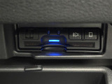 【ETC】有料道路を利用する際に料金所で停止することなく通過できる、ETC車載器(ノンストップ自動料金収受システム機器)が装備されています。セットアップを行うことで利用可能になります。