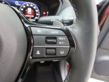 Hondaセンシングの機能のひとつ、アダプティブクルーズコントロール付!アクセルから足を離しても設定したスピードと前車との車間を保ち走行してくれます!車線維持もアシスト☆高速道路で疲労軽減ですね☆