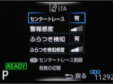 レーンディパーチャーアラートとは車線、又は走路からの逸脱の可能性を警告すると共に、車線、又は走路からの逸脱を避けるためのハンドル操作の一部を支援する機能です。詳細は販売店スタッフまでお尋ね下さい。