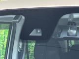 【エマージェンシーブレーキ】走行中に前方の車両等を認識し、衝突しそうな時は警報とブレーキで衝突回避と被害軽減をアシスト。より安全にドライブをお楽しみいただけます。