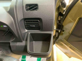 最も気になる室内は、特にこだわってクリーニングしております。マットやシートだけではなく、エアコンの吹き出し口やドアノブの隙間など、様々なブラシや道具を使い分けて、隅々までクリーニングしております。