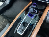 シンプルでとても使いやすいフロアシフトに、パーキングブレーキは、電子制御パーキングブレーキです。