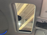 【サンルーフ】開放感たっぷりの希少装備、サンルーフが装着されています!車内に明かりを取り入れたり景色を楽しむ以外にも、車内の空気も簡単に換気できて快適です!