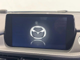【8.8インチマツダコネクト】車内の雰囲気にマッチした大型のディスプレイ。スマホ接続でのナビ使用やBluetooth再生等、様々な機能が楽しめます。直感的なダイヤル操作が可能で、使い勝手も良好です。