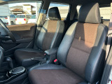 適度なホールド感のあるフロントシートは疲れにくく長時間の運転でもしっかりサポートします。ベンチタイプですので横移動も楽々。