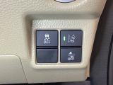 Hondaセンシング用の、VSA(ABS+TCS+横滑り抑制)解除と路外逸脱抑制機能のオンオフスイッチなどはハンドルの右側に装備しています。
