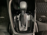 「e:HEV」は、モーター走行を中心にしながら電気エネルギーやエンジン動力を最も効率よく使い分けることができる賢いハイブリッドシステムです。サイドブレーキはスイッチ操作の電子制御パーキングブレーキです