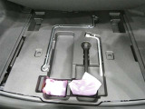 スペアタイヤレス車です。応急セットを搭載しております。