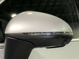 ウィンカー内蔵ドアミラーを開発したのは『メルセデス・ベンツ』です。他車からの視認性が高まり、事故の可能性を低減させています。更に、点灯部分はドライバーの視界に入らないように設計されています。