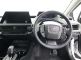 <運転席>まるで自宅に居るようにリラックスできる運転席です。外の喧騒を忘れさせてくれますね。見やすいメーターと操作しやすいスイッチ類もいいですね.