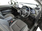 シンプルで使いやすいデザインの運転席です。