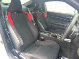 【専用スポーツシート】ホールド性に優れ、カーブ時の体が流れを抑制してくれます。また、体にフィットするから腰や背中が疲れにくく、ロングドライブや高速走行でも快適にお過ごしいただけます♪