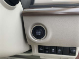 エンジンスタートボタンです。キーが車内にあれば、エンジンの始動・停止はブレーキを踏んでスイッチを押すだけ!キーを取り出す手間を省き、ワンプッシュでエンジンを操作するので簡単でスムーズです。