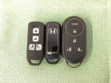 スマートキー付きですからドアロックの開閉およびエンジンスタートが楽々です。電動スライドドアの開け閉めもボタンで操作できます。加えて、純正リモコンエンジンスターター用の操作キーもついています。