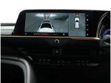 パノラミックビューモニター装備!サイドクリアランスビュー/コーナリングビュー・車両に取り付けたフロント、サイド、バックカメラの映像を合成して画面上に表示させ、車両をうしろ上空から見たような映像を表示。