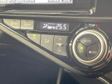 【オートエアコン】一度お好みの温度に設定すれば、車内の温度を検知し風量や温度を自動で調整。暑い&hellip;寒い&hellip;と何度もスイッチ操作をする必要はありません。快適な車内空間には必須の機能ですね♪
