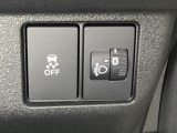 ハンドルの右側にはヘットライトリベライザーとVSA(ABS+TCS+横滑り抑制)の解除スイッチがついています。ヘッドライトリベライザーは道路状況や積荷の加重に応じてライトの高さを調節できます。
