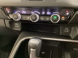 オートエアコンがついてます。左右独立で温度設定のできるデュアルオートエアコンです。パネル内のシートヒータースイッチは前席の左右別々に温度設定ができます。