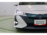 精悍な4眼式のヘッドライトはLED。フォグベゼルもスタイリッシュですね。周囲の明るさを感知して点灯・消灯するオートライト搭載。オートハイビームも搭載しているので面倒なヘッドライトの切替えは不要です。