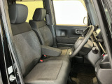 【前席】充分な広さを確保した、快適な前席!インテリアカラーも落ち着いたお色です♪センターアームレストも付いて、リラックスした姿勢で運転していただけます♪