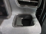 運転席側ドリンクホルダー付いています。