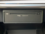 【CD/DVDデッキ】オプションのCD/DVDデッキを搭載。ディスプレイオーディオでエンタメをお楽しみいただけます。
