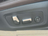 運転席メモリー付きフロント電動シート装備。