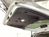 足元の視界までしっかり確保。暗い駐車場での忘れ物や落とし物を防げるだけでなく、雨の日の荷物整理も明るい屋根の下でこなせます。