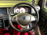 インテリアに合わせたデザインのステアリングは、運転される方のことも考え、運転しやすい形状、大きさです。是非一度、実際に触ってお確かめください。