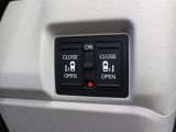 【両側電動スライド】スライドドアは両側電動スライドドアになっております。運転席からの開閉も出来、リモコンキーでも離れたところから開閉出来ますので大変便利な装備です。